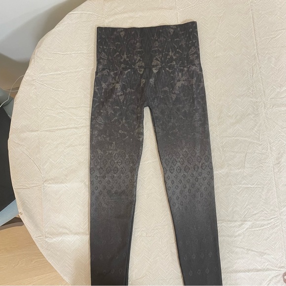 M Rena Leggings Animal Print and Geometric Print Gently Worn High Waist One Size - Picture 7 of 8